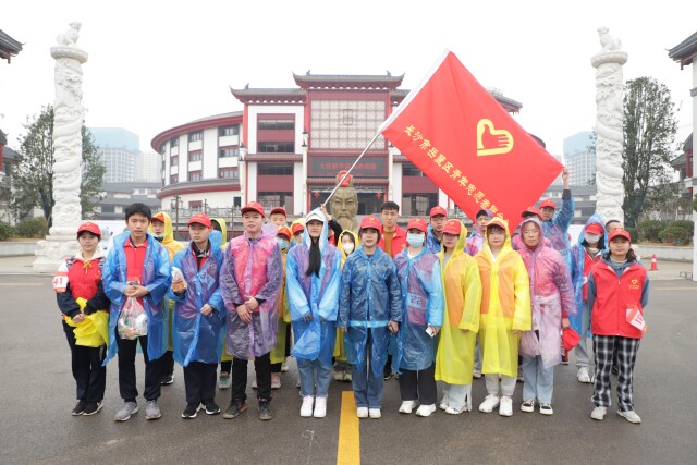 喜迎建团百年 2026年世界杯中文官方网站志愿者行走雷锋路